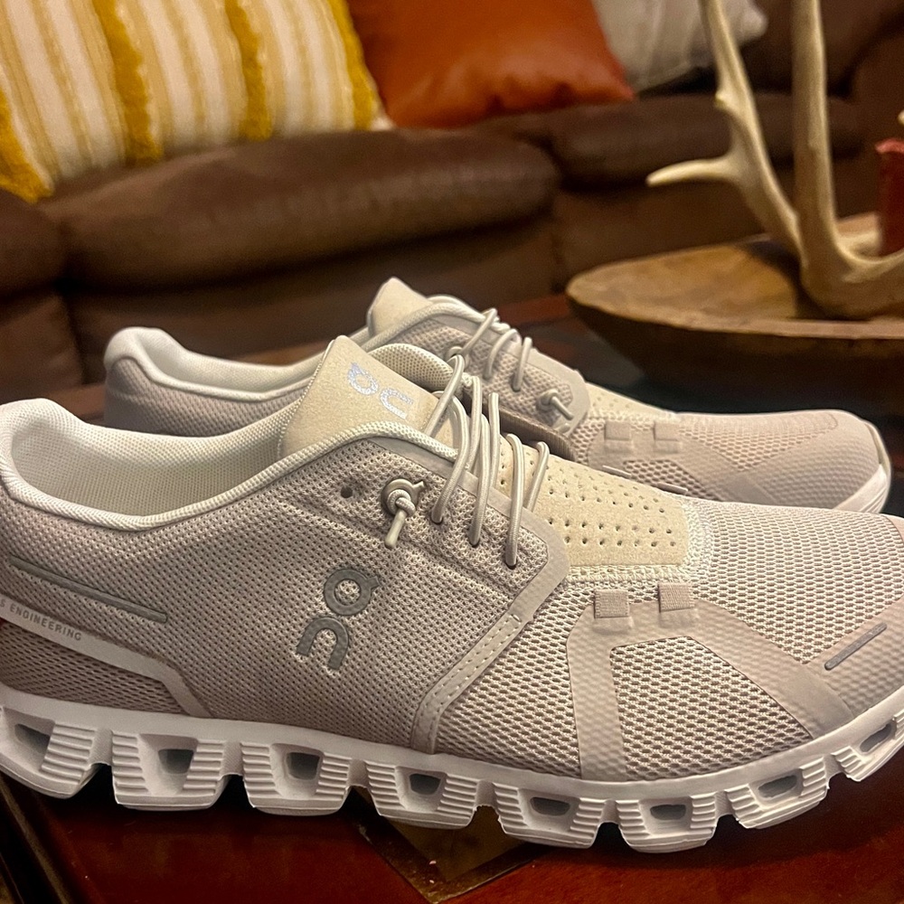 Women’s On Cloud Shoes Size 10